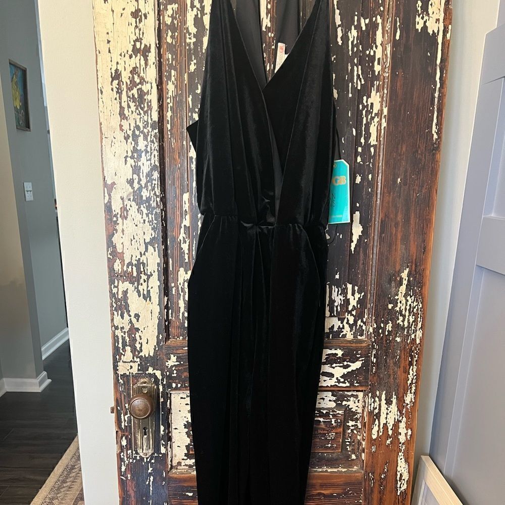 NWT women’s Gianni Bini - Black Velvet V Neck dressy Jumpsuit Tapered Leg size L